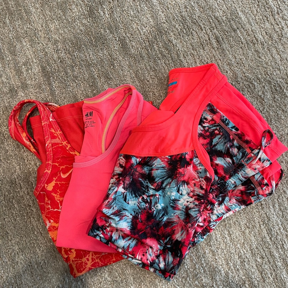 🔥 BUNDLE 🔥 Yoga tanks with built in bra.